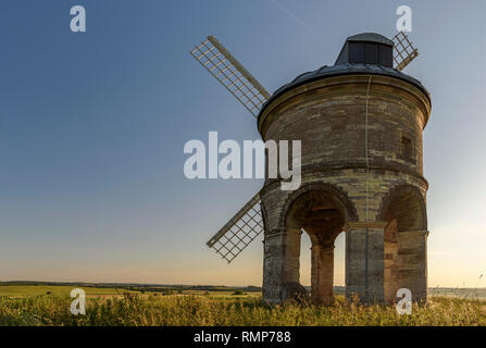 Moulin à Vent de Chesterton près de Leamington Spa, Warwickshire, en Angleterre, au coucher du soleil sur un soir d'été Banque D'Images