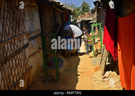 Des réfugiés rohingyas personnes marchant dans le camp de réfugiés en Balukhali Ukhia, Cox's Bazar (Bangladesh). 02 Février, 2019 Banque D'Images