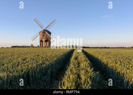 Moulin à Vent de Chesterton près de Leamington Spa, Warwickshire, en Angleterre. Le moulin est situé au milieu d'un champ de blé Banque D'Images