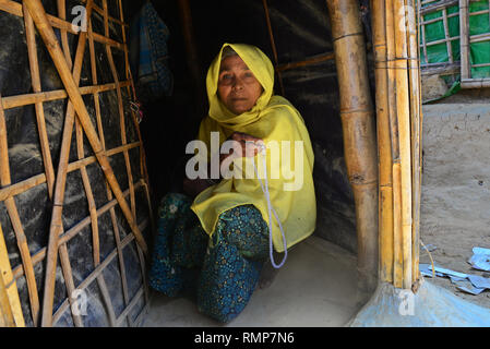 Un des réfugiés Rohingyas femme pose pour une photo devant sa maison dans le camp de réfugiés en Balukhali Ukhia, Cox's Bazar (Bangladesh). 02 Février, 2019 Banque D'Images