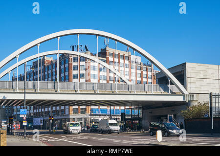 Le nouveau pont ferroviaire sur Shoreditch High Street, East London, UK, avec le plateau des capacités en arrière-plan Banque D'Images