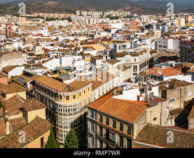 Vue de dessus de maisons anciennes, à l'angle des capacités et de rues étroites, de la vieille ville de Málaga, Andalousie, Espagne Banque D'Images