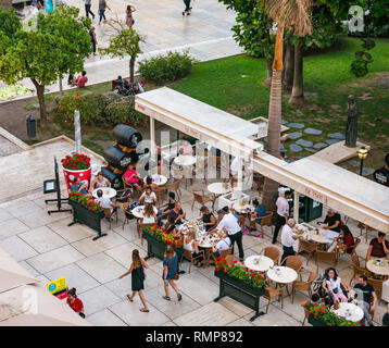 Les personnes mangeant à la chaussée en plein air, des tables de restaurant El Pimpi, vieille ville de Malaga, Andalousie, Espagne Banque D'Images
