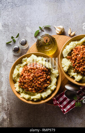 Purée aux haricots blancs cuits dans les tomates. le réchauffement hivernal recette de cuisine végétalienne Banque D'Images