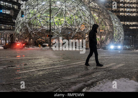 Seattle, Washington circa 2019 hiver le siège mondial de l'entreprise Amazon sphères campus green house terrarium bureaux pendant une rare tempête d'hiver. Banque D'Images