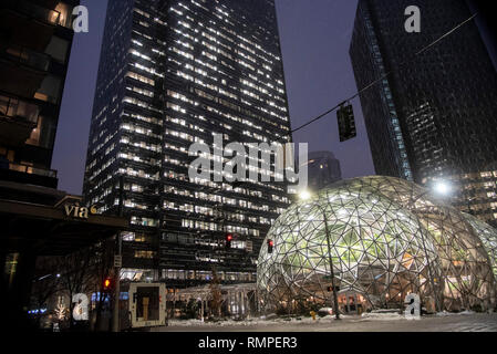 Seattle, Washington circa 2019 hiver le siège mondial de l'entreprise Amazon sphères campus green house terrarium bureaux pendant une rare tempête d'hiver. Banque D'Images