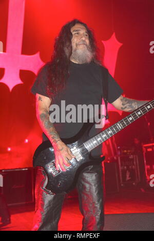 Bassiste et chanteur Tom Araya de Slayer est montré sur scène pendant un concert en direct de l'apparence. Banque D'Images