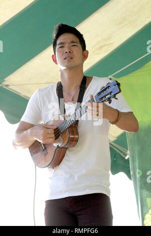 Virtuose de l'ukulélé Jake Shimabukuro, connu pour son excellent travail de doigt et incroyable jeux, c'est illustré sur scène pendant un concert en direct de l'apparence. Banque D'Images