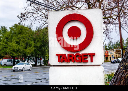 14 février 2019 sur la montagne / CA / USA - Cible Signer à l'entrée de l'un de leurs emplacements dans le sud de San Francisco bay area Banque D'Images