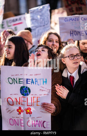 Glasgow, Royaume-Uni. 15 février 2019. Les enfants se rassembler devant Glasgow City Chambers dans le cadre de la grève de changement climatique. Des centaines d'étudiants et de lycéens à travers l'Ecosse ont pris part à cette première semaine de grève de la jeunesse à l'échelle du Royaume-Uni, invitant les gouvernements du monde entier à prendre des mesures d'urgence sur les changements climatiques. Credit : Andy Catlin/Alamy Live News Banque D'Images
