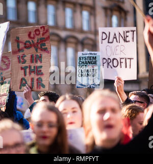 Glasgow, Royaume-Uni. 15 février 2019. Les enfants se rassembler devant Glasgow City Chambers dans le cadre de la grève de changement climatique. Des centaines d'étudiants et de lycéens à travers l'Ecosse ont pris part à cette première semaine de grève de la jeunesse à l'échelle du Royaume-Uni, invitant les gouvernements du monde entier à prendre des mesures d'urgence sur les changements climatiques. Credit : Andy Catlin/Alamy Live News Banque D'Images