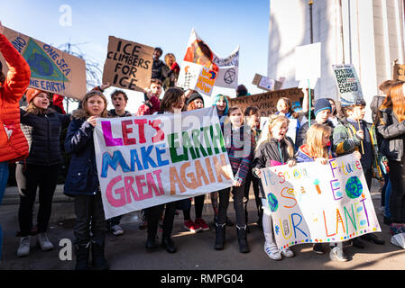 Glasgow, Royaume-Uni. 15 février 2019. Les enfants se rassembler devant Glasgow City Chambers dans le cadre de la grève de changement climatique. Des centaines d'étudiants et de lycéens à travers l'Ecosse ont pris part à cette première semaine de grève de la jeunesse à l'échelle du Royaume-Uni, invitant les gouvernements du monde entier à prendre des mesures d'urgence sur les changements climatiques. Credit : Andy Catlin/Alamy Live News Banque D'Images