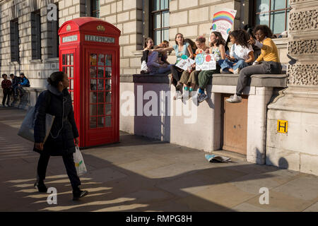 Londres, Royaume-Uni. Feb 15, 2019. Inspiré par l'adolescente suédoise Greta Thunberg et organisés par des jeunes 4 Grève le climat, éco-britannique au courant l'école et le collège d'âge scolaire doivent protester contre le changement climatique dans la place du Parlement au cours de leurs classes de débordement, le 15 février 2019, à Westminster, Londres, en Angleterre. Photo de Richard Baker / Alamy Live News Crédit : RichardBaker/Alamy Live News Banque D'Images