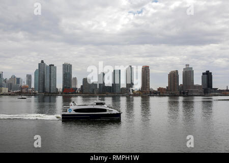 New York, USA. Feb 15, 2019. La photo prise le 15 février 2019 présente une vue de la ville de Long Island le long de l'East River, dans le Queens, à New York, aux États-Unis. L'e-commerce américain Amazon géant annulé ses plans pour la construction d'un nouveau siège à New York, bien que la plupart des New-yorkais l'appuyer. Certains hommes politiques locaux ainsi que des syndicats et des militants communautaires ont été blâmés pour Amazon en tirant. Source : Xinhua/Alamy Live News Banque D'Images