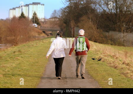 Glasgow, Scotland, UK 15, Février, 2019 UK Weather : journée ensoleillée sur le Forth and Clyde canal chemin de halage comme les gens profiter du soleil.Credit Gérard Ferry/Alamy Live News Banque D'Images