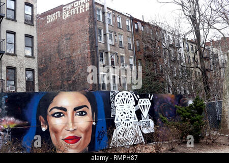 New York, USA. Feb 15, 2019. Une nouvelle fresque de célèbre membre du Congrès étudiant de Ocasio-Cortez Alexandria, est allé jusqu'à présent de son Bronx accueil district, dans un jardin communautaire sur le Lower East Side de Manhattan quartier. Commentaires Dessin de résidants de l'immeuble voisin et les passants sur la question de savoir si l'œuvre ressemble à sa ou pas, la plupart d'accord qu'il est assez bon. Les quelque 10-en-8 pieds peinture a pris environ quatre heures pour Lexi artiste Bella à remplir. © 2019 Ronald G. Lopez/DigiPixsAgain.us/Alamy Live News Banque D'Images