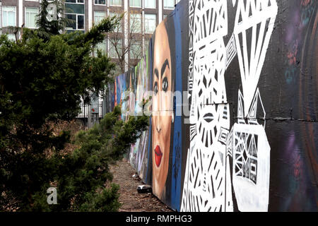 New York, USA. Feb 15, 2019. Une nouvelle fresque de célèbre membre du Congrès étudiant de Ocasio-Cortez Alexandria, est allé jusqu'à présent de son Bronx accueil district, dans un jardin communautaire sur le Lower East Side de Manhattan quartier. Commentaires Dessin de résidants de l'immeuble voisin et les passants sur la question de savoir si l'œuvre ressemble à sa ou pas, la plupart d'accord qu'il est assez bon. Les quelque 10-en-8 pieds peinture a pris environ quatre heures pour Lexi artiste Bella à remplir. Credit : Ronald G. Lopez/ZUMA/Alamy Fil Live News Banque D'Images