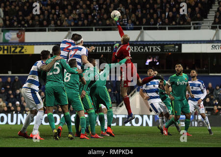 Londres, Royaume-Uni. Feb 15, 2019. Heurelho Gomes, le gardien de but de Watford (M) Les poinçons L'ball clair d'un QPR angle . L'unis en FA Cup, 5ème tour, Queens Park Rangers v Watford à Loftus Road stadium à Londres le vendredi 15 février 2019. Ce droit ne peut être utilisé qu'à des fins rédactionnelles. Usage éditorial uniquement, licence requise pour un usage commercial. Aucune utilisation de pari, de jeux ou d'un seul club/ligue/dvd publications. pic par Steffan Bowen/Andrew Orchard la photographie de sport/Alamy live news Crédit : Andrew Orchard la photographie de sport/Alamy Live News Banque D'Images