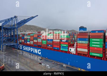 Le Pirée, Grèce. Feb 15, 2019. La photo aérienne prise le 15 février 2019 montre que la COSCO Shipping poissons, l'un des plus grands navires porte-conteneurs d'une capacité de 20 000 EVP, accosté au port du Pirée, Grèce. Le navire a navigué près d'un mois à partir de la Chine, et il fera escale au Pirée pour 24 heures avant de commencer son voyage vers le port d'Anvers en Belgique. Credit : Wu Lu/Xinhua/Alamy Live News Banque D'Images