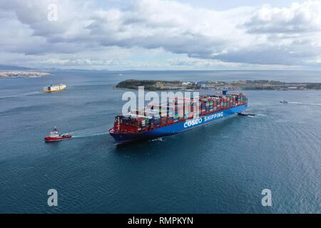 Le Pirée, Grèce. Feb 15, 2019. La photo aérienne prise le 15 février 2019 montre la COSCO Shipping poissons, l'un des plus grands navires porte-conteneurs d'une capacité de 20 000 EVP, près de port du Pirée, Grèce. Le navire a navigué près d'un mois à partir de la Chine, et il fera escale au Pirée pour 24 heures avant de commencer son voyage vers le port d'Anvers en Belgique. Credit : Wu Lu/Xinhua/Alamy Live News Banque D'Images