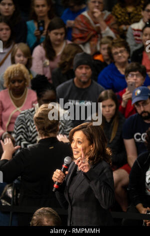 North Charleston, États-Unis. Feb 15, 2019. Le sénateur Kamala Harris adresse un événement de ville lors de sa campagne pour l'investiture présidentielle démocratique le 15 février 2019 à North Charleston, Caroline du Sud. Caroline du Sud est la première primaire démocrate du sud à la course présidentielle. Credit : Planetpix/Alamy Live News Banque D'Images