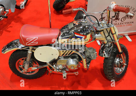 Londres, Royaume-Uni. Feb 15, 2019. Une Honda Z50 Mini moto Trail sur l'affichage à la MCN Carole Nash London Motorcycle Show qui aura lieu à l'ExCel London, Royaume-Uni. Le salon dispose d''une grande variété de transport sur roues de motos, scooters et superbikes à des choppers personnalisés à partir de la page les fabricants de motocyclettes, autour de 40 000 fans sont attendus pour visiter l'exposition, allant des amateurs de deux roues baby boomer, né de nouveau les motards à leur moto ultime pour un rêve roadtrip. Crédit : Michael Preston/Alamy Live News Banque D'Images