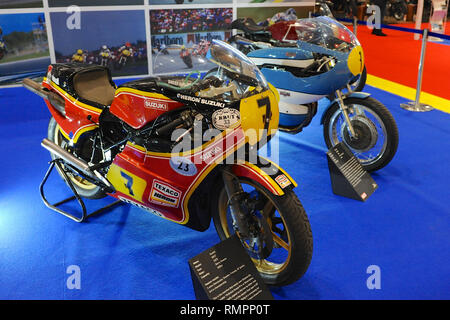 Londres, Royaume-Uni. Feb 15, 2019. Un 1979 Suzuki XR27 500cc racing moto, une fois monté par Barry Sheene, à l'affiche au MCN Carole Nash London Motorcycle Show qui aura lieu à l'ExCel London, Royaume-Uni. Le vélo dans l'arrière-plan est un Bianchi 1964 GP500 racing moto, une fois monté par Silvio Grassetti Le spectacle présente une grande variété de transport sur roues de motos, scooters et superbikes à des choppers personnalisés à partir de la page les fabricants de motocyclettes, autour de 40 000 fans sont attendus pour visiter l'exposition, allant des amateurs de deux roues baby boomer, né de nouveau Banque D'Images