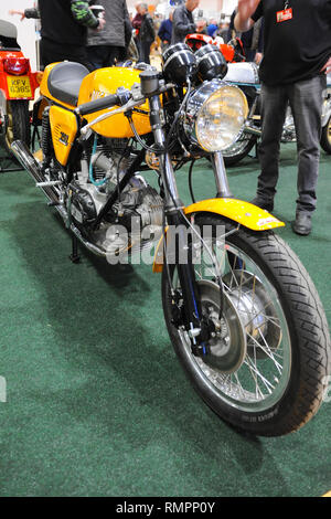 Londres, Royaume-Uni. Feb 15, 2019. Un vintage Ducati 750 Sport moto exposée au MCN Carole Nash London Motorcycle Show qui aura lieu à l'ExCel London, Royaume-Uni. Le salon dispose d''une grande variété de transport sur roues de motos, scooters et superbikes à des choppers personnalisés à partir de la page les fabricants de motocyclettes, autour de 40 000 fans sont attendus pour visiter l'exposition, allant des amateurs de deux roues baby boomer, né de nouveau les motards à leur moto ultime pour un rêve roadtrip. Crédit : Michael Preston/Alamy Live News Banque D'Images