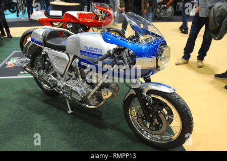 Londres, Royaume-Uni. Feb 15, 2019. Une Ducati 900cc vintage moto Supersport sur l'affichage à la MCN Carole Nash London Motorcycle Show qui aura lieu à l'ExCel London, Royaume-Uni. Le salon dispose d''une grande variété de transport sur roues de motos, scooters et superbikes à des choppers personnalisés à partir de la page les fabricants de motocyclettes, autour de 40 000 fans sont attendus pour visiter l'exposition, allant des amateurs de deux roues baby boomer, né de nouveau les motards à leur moto ultime pour un rêve roadtrip. Crédit : Michael Preston/Alamy Live News Banque D'Images