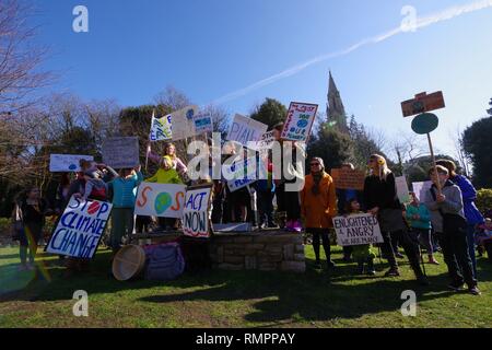 Bournemouth, Royaume-Uni. Feb 15, 2019. Une première à l'échelle du Royaume-Uni, l'Europe et au-delà de la grève des jeunes pour le climat était avait le 15 février 2019. Les jeunes à Bournemouth s'est joint à l'action à l'échelle de l'Europe sur le climat. Rassemblement à l'Hôtel de ville de Bournemouth, une pétition a été remise à plus tard, Tobias Ellwood MP pour Bournemouth bureau à Boscombe par Izzy et élèves de St James School Crédit : Haydn Wheeler/Alamy Live News Banque D'Images