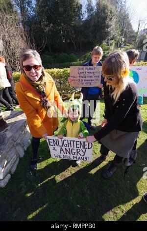 Bournemouth, Royaume-Uni. Feb 15, 2019. Une première à l'échelle du Royaume-Uni, l'Europe et au-delà de la grève des jeunes pour le climat était avait le 15 février 2019. Les jeunes à Bournemouth s'est joint à l'action à l'échelle de l'Europe sur le climat. Rassemblement à l'Hôtel de ville de Bournemouth, une pétition a été remise à plus tard, Tobias Ellwood MP pour Bournemouth bureau à Boscombe par Izzy et élèves de St James School Crédit : Haydn Wheeler/Alamy Live News Banque D'Images