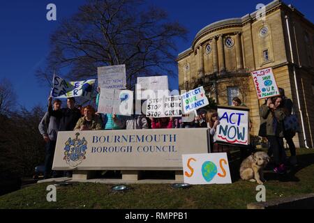 Bournemouth, Royaume-Uni. Feb 15, 2019. Une première à l'échelle du Royaume-Uni, l'Europe et au-delà de la grève des jeunes pour le climat était avait le 15 février 2019. Les jeunes à Bournemouth s'est joint à l'action à l'échelle de l'Europe sur le climat. Rassemblement à l'Hôtel de ville de Bournemouth, une pétition a été remise à plus tard, Tobias Ellwood MP pour Bournemouth bureau à Boscombe par Izzy et élèves de St James School Crédit : Haydn Wheeler/Alamy Live News Banque D'Images