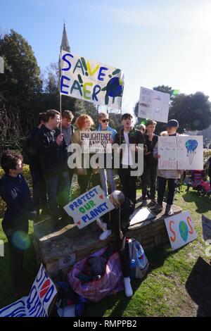 Bournemouth, Royaume-Uni. Feb 15, 2019. Une première à l'échelle du Royaume-Uni, l'Europe et au-delà de la grève des jeunes pour le climat était avait le 15 février 2019. Les jeunes à Bournemouth s'est joint à l'action à l'échelle de l'Europe sur le climat. Rassemblement à l'Hôtel de ville de Bournemouth, une pétition a été remise à plus tard, Tobias Ellwood MP pour Bournemouth bureau à Boscombe par Izzy et élèves de St James School Crédit : Haydn Wheeler/Alamy Live News Banque D'Images