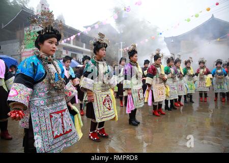 Rongjiang, Rongjiang, Chine. 16 Février, 2019. Rongjiang, CHINE-peuple Dong groupe ethnique minoritaire assister aux activités folkloriques Rongjiang, sud-ouest de l'ChinaÃ¢â€™Guizhou Province, le marquage de la prochaine fête des Lanternes. Crédit : SIPA Asie/ZUMA/Alamy Fil Live News Banque D'Images