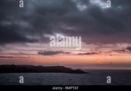 Churchbay, co Cork, Irlande. 16 Février, 2019. Un ciel maussade domine l'entrée de Cork Harbour avant l'aube comme les Roches Point Lighthouse est témoin d'une nouvelle journée à Whitegate Co., Cork, Irlande. Crédit : David Creedon/Alamy Live News Banque D'Images