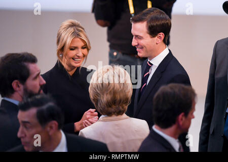 Munich, Allemagne. 16 Février, 2019. Conseiller principal de la Maison Blanche et le Président Donald Trump's daughter Ivanka Trump (L) et Jared Kushner son mari et le conseiller principal du président des États-Unis, d'assister à la deuxième journée de la 55e Conférence de Munich sur la sécurité, qui se déroulera du 15 au 17 février 2019. Credit : Tobias Hase/dpa/Alamy Live News Banque D'Images