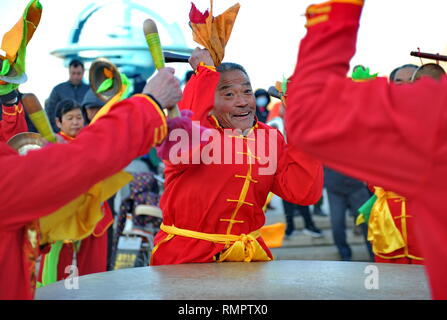 Shijiazhuang, Province de Hebei en Chine. 16 Février, 2019. Artistes Folk effectuer dans la célébration de la prochaine fête des Lanternes, qui tombe le 19 février cette année, dans le comté de Suning, Province de Hebei en Chine du nord, 16 février 2019. Crédit : Yang Shiyao/Xinhua/Alamy Live News Banque D'Images