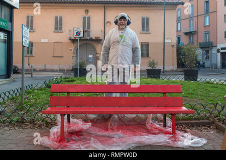 Foto Carlo Cozzoli - LaPresse 16-02-19 Milano ( Italia ) Cronaca Panchina Rossa dans Piazza Dergano.Nella foto l'artista Roberto Muscinelli Banque D'Images