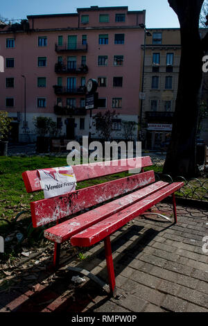 Foto Carlo Cozzoli - LaPresse 16-02-19 Milano ( Italia ) Cronaca Panchina Rossa dans Piazza Dergano.Nella foto l'artista Roberto Muscinelli Banque D'Images