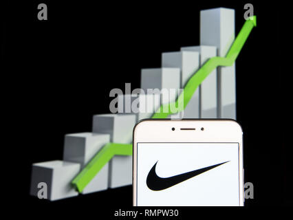 10 février 2019 - Hong Kong - multinationale américaine marque de vêtements de sport Nike logo est vu sur un appareil mobile Android courbe de croissance avec une montée à l'arrière-plan. (Crédit Image : © Miguel Candela/SOPA des images à l'aide de Zuma sur le fil) Banque D'Images