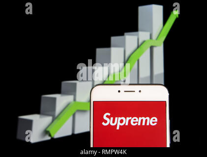 10 février 2019 - Hong Kong - logo suprême est vu sur un appareil mobile Android courbe de croissance avec une montée à l'arrière-plan. (Crédit Image : © Miguel Candela/SOPA des images à l'aide de Zuma sur le fil) Banque D'Images