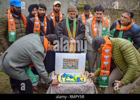 Srinagar, Inde . 16 février 2019 - Srinagar, Jammu-et-Cachemire, l'Inde - Les membres du parti Bhartiya Janta sont considérés des bougies d'éclairage pour rendre hommage à la CRPF membres qui ont été tués dans une attaque suicide à Srinagar.Bhartiya Janta Party Jawahar Nagar bureau Srinagar. Credit : ZUMA Press, Inc./Alamy Live News Banque D'Images