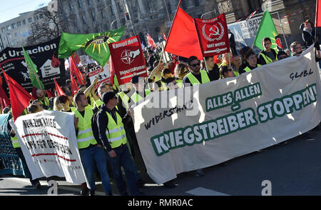 16 février 2019, Bavaria, Munich : manifestants prendre part à l'Aktionsbündnis manifestation contre la conférence de sécurité de Munich. Photo : Angelika Warmuth/dpa Banque D'Images