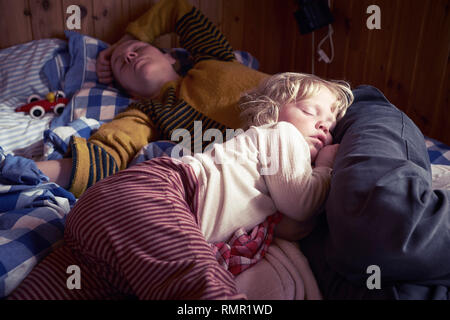 Mère et fille dormir sur le lit Banque D'Images