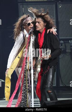 Chanteur Steven Tyler et le guitariste Joe Perry sont présentés sur scène pendant un concert 'live' apparence avec Aerosmith. Banque D'Images