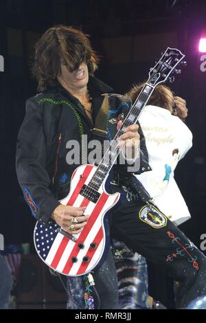 Le guitariste Joe Perry est montré sur scène pendant un concert 'live' apparence avec Aerosmith. Banque D'Images