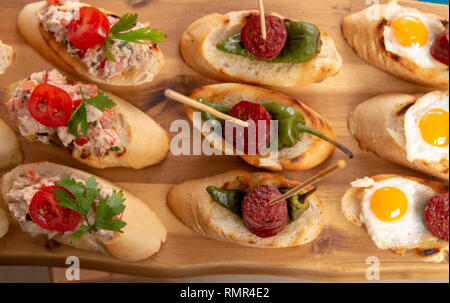 Vue de dessus d'une variété de collations - des tapas espagnoles ou antipasti italiens Banque D'Images