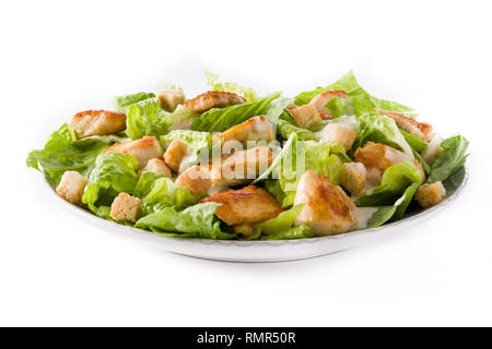 Caesar salade de laitue, poulet et de croûtons isolé sur fond blanc. Banque D'Images