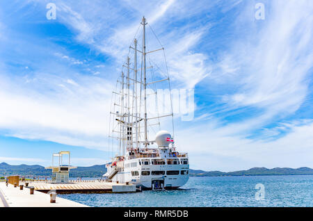 Un grand voilier de croisière dans le port sur le quai de la ville de Zadar. Banque D'Images