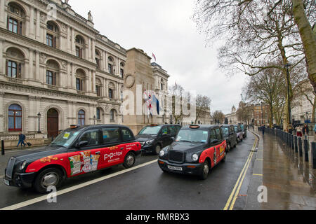 Cénotaphe de WHITEHALL LONDON TAXI Taxi NOIR MANIFESTATION LE 8 FÉVRIER 2019 Banque D'Images